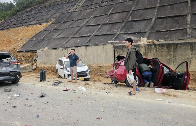 Nhiều ôtô bị hư hỏng, hất văng xuống khu vực đang thi công mở rộng làn đường. Ảnh: Hoàng Lịch