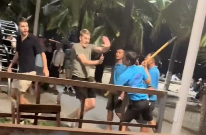 Hình ảnh du khách nước ngoài bị nhóm người dọa đánh ở khu vực biển Nha Trang. Ảnh: Cắt từ video