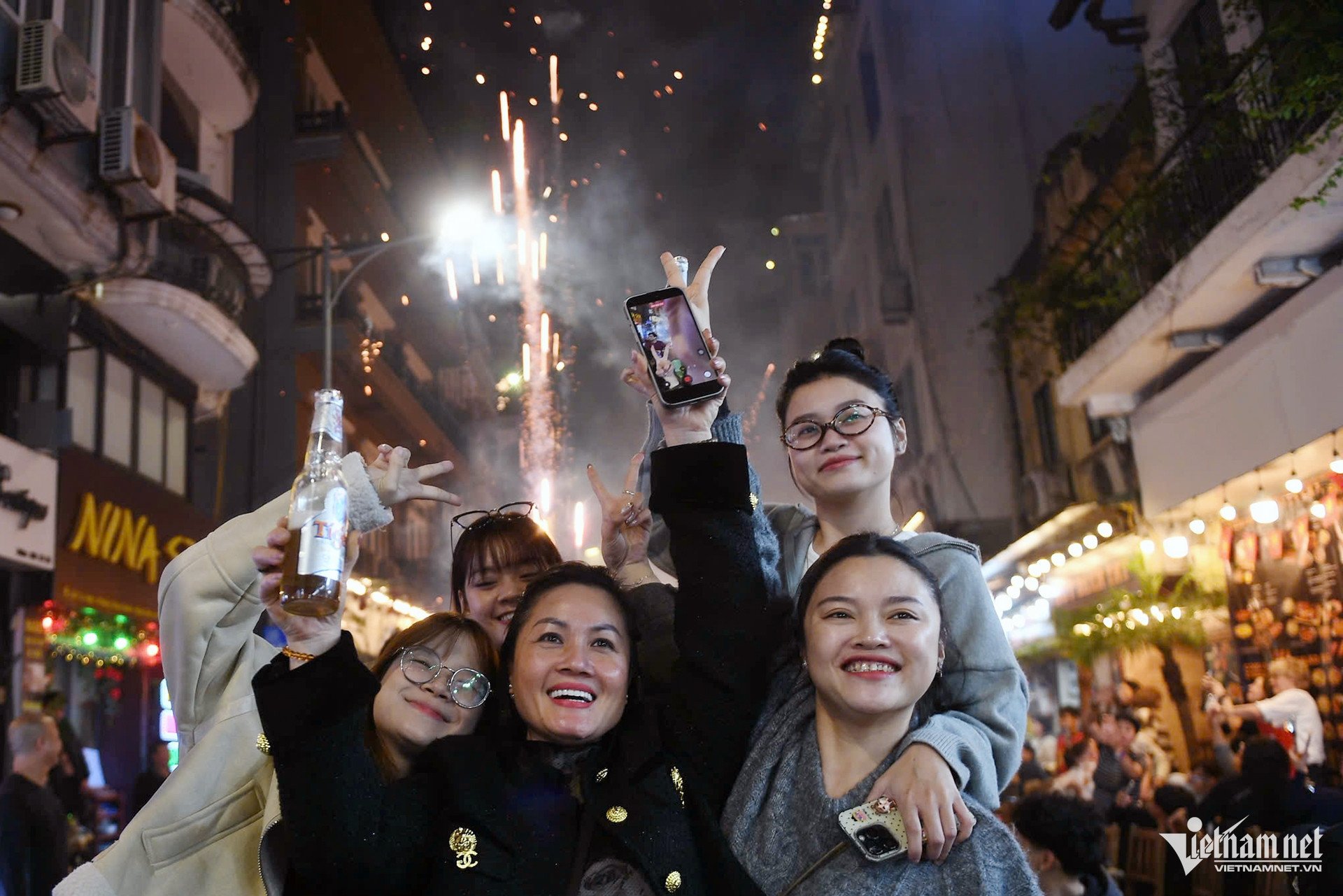 Màn pháo hoa ấn tượng thu hút người dân và du khách tới Hà Nội