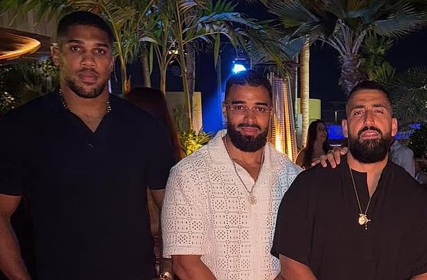 Một trong những bức ảnh chụp Joshua cùng Latif Ayodele (giữa) và&nbsp;Sina Ghami