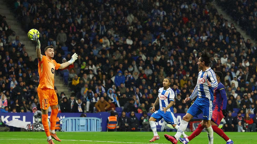 Joan Garcia giơ tay phải lên đã cứu cho Barca một bàn thua mười mươi ở phút 39