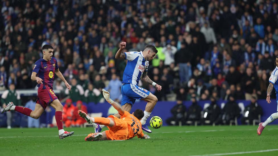 Pha chiến thắng đối mặt 1-đấu-2 không tưởng của Joan Garcia