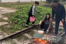 Xôn xao clip gia đình nổi lửa, nướng đồ ăn trên đường ray