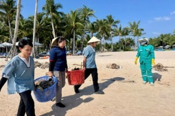 Hàng trăm người làm sạch bãi biển Phú Quốc mỗi ngày trong mùa gió chướng