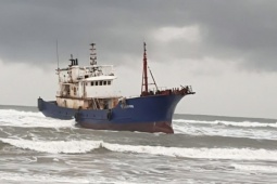 'Tàu ma' mắc cạn ở vùng biển Dung Quất