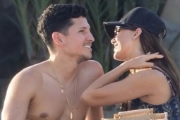 Jessica Alba và tình trẻ âu yếm trên bãi biển