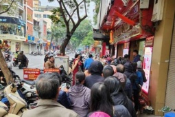 Giá vàng hôm nay mới nhất (4/1) giảm mức thấp: Hàng dài người mua "chen chúc", nhà vàng lại dừng bán