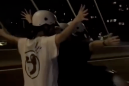 Thêm clip buông hai tay khi chạy xe máy qua cầu Ba Son, TPHCM