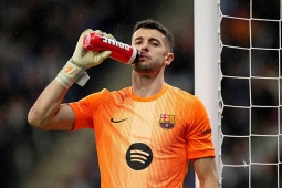 Thủ môn Barca gây choáng váng với "bữa tiệc cứu thua", báo TBN so sánh với Casillas