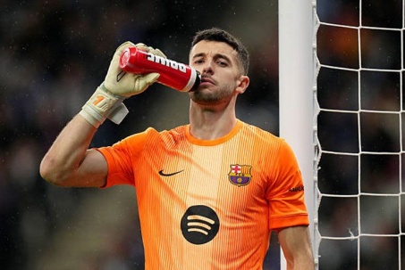 Thủ môn Barca gây choáng váng với "bữa tiệc cứu thua", báo TBN so sánh với Casillas