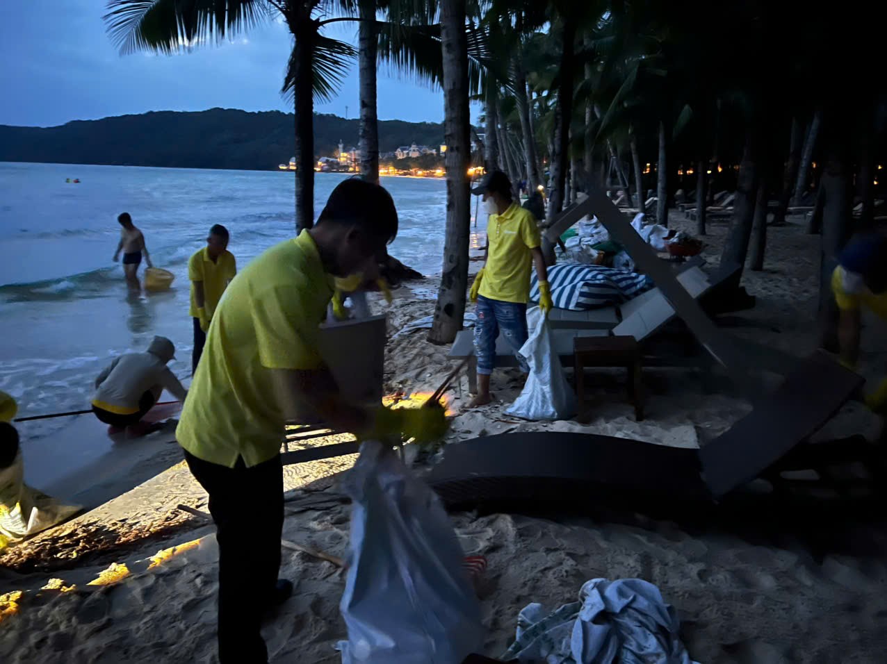 Từ tờ mờ sáng, cán bộ nhân viên Sun Group trên đảo Phú Quốc đã cùng nhau dọn dẹp bãi biển sau thuỷ triều.