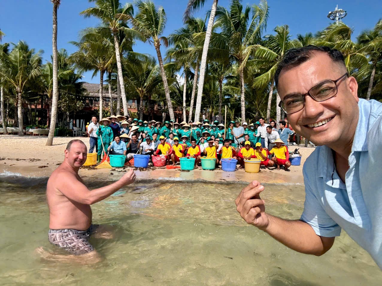 Du khách quốc tế hào hứng tham gia chiến dịch làm sạch bãi biển.