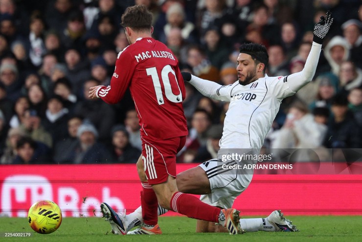 Liverpool gặp khó trước Fulham
