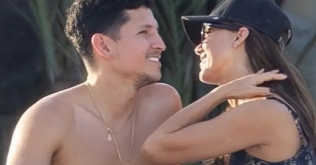 Jessica Alba và tình trẻ âu yếm trên bãi biển