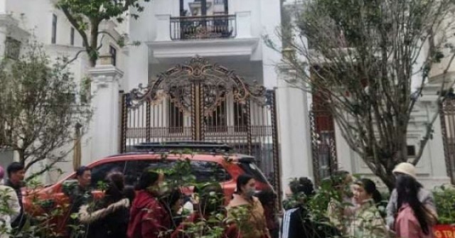 Hàng chục người kéo đến biệt thự của Hoàng Hườn...