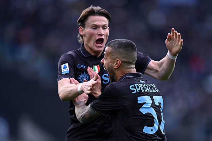 Spinazzola ăn mừng cùng McTominay sau khi mở tỷ số