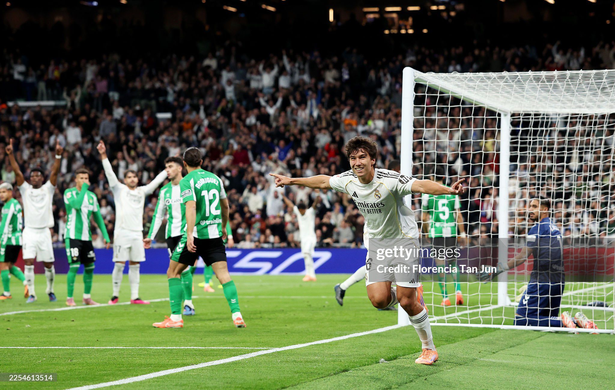 Trực tiếp bóng đá Real Madrid - Real Betis: Bàn ấn định chiến thắng phút 90+4 (Hết giờ) - 2