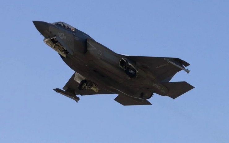 Theo các báo cáo địa phương mô tả về chiến dịch của Mỹ, máy bay chiến đấu F-35B thuộc Thủy quân lục chiến Hoa Kỳ đã phá hủy nhiều chiến đấu cơ của Venezuela trong các cuộc tấn công chính xác vào các căn cứ không quân trên khắp cả nước.