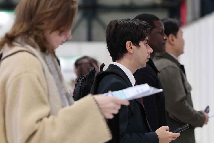 Người tìm việc tại hội chợ việc làm ở quận Gangnam, Seoul (Hàn Quốc) ngày 20/12/2025. Ảnh: Yonhap