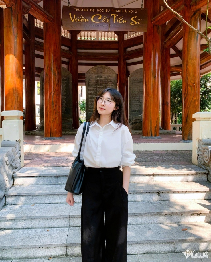 Cô nữ sinh người Hà Nhì trong khu lưu niệm "Vườn Cây Tiến Sĩ" thuộc khuôn viên Trường ĐH Sư phạm Hà Nội 2 nơi đang theo học. Ảnh: NVCC.