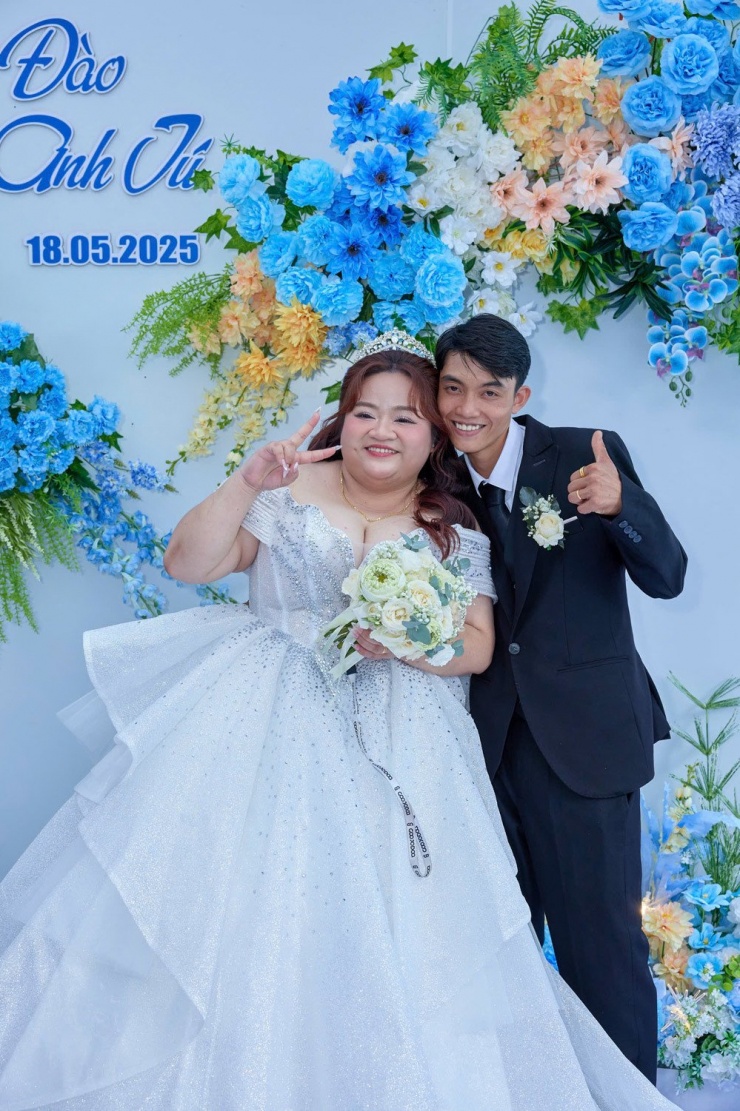 Khoảnh khắc dễ thương của cặp đôi "đũa lệch" trong ngày cưới&nbsp;