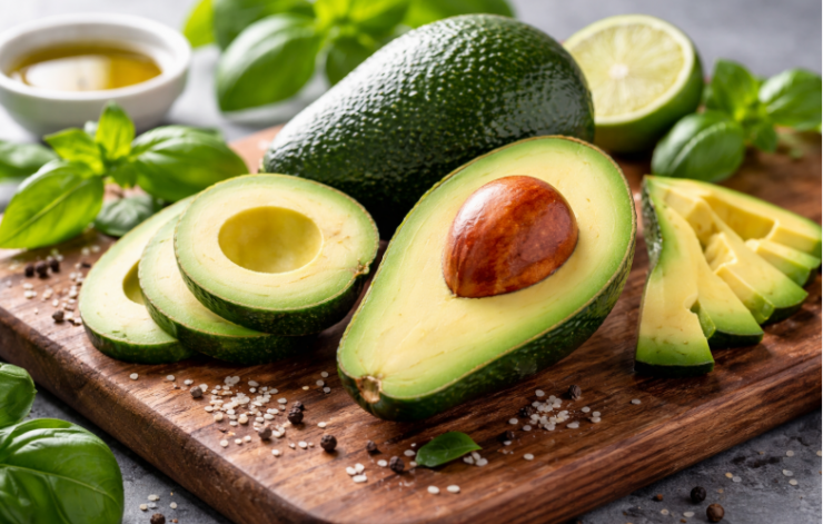 Các chất béo lành mạnh trong quả bơ giúp da sáng mịn, tăng độ đàn hồi và hạn chế tình trạng khô ráp.