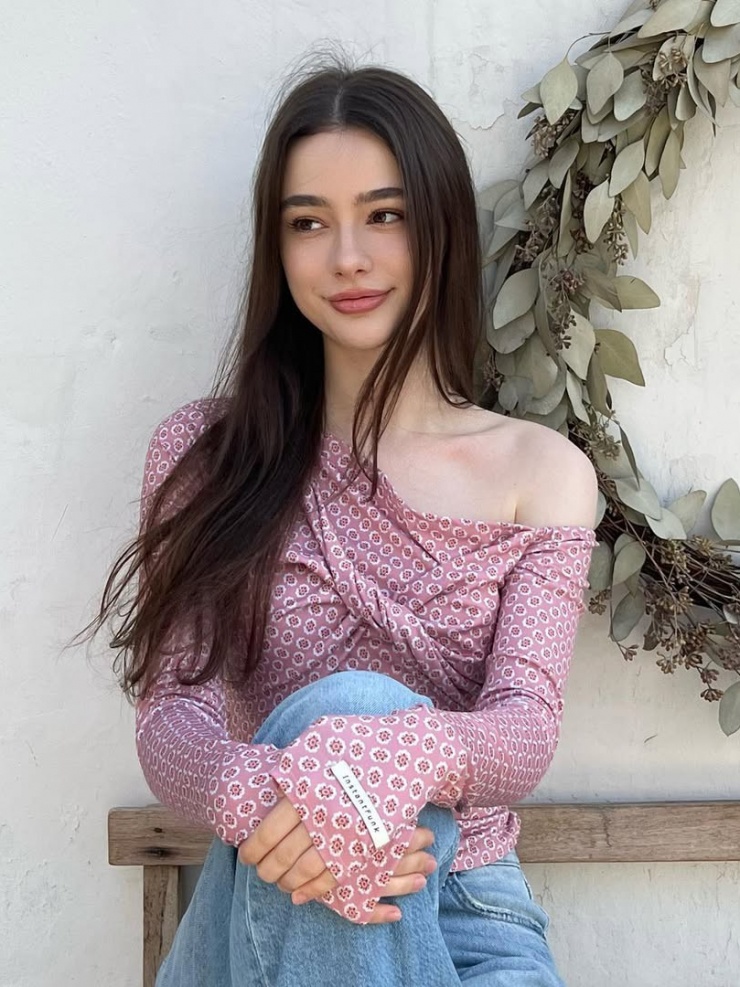 Cô hướng đến phong cách thanh lịch, trẻ trung với các trang phục hở vừa đủ để tôn dáng.