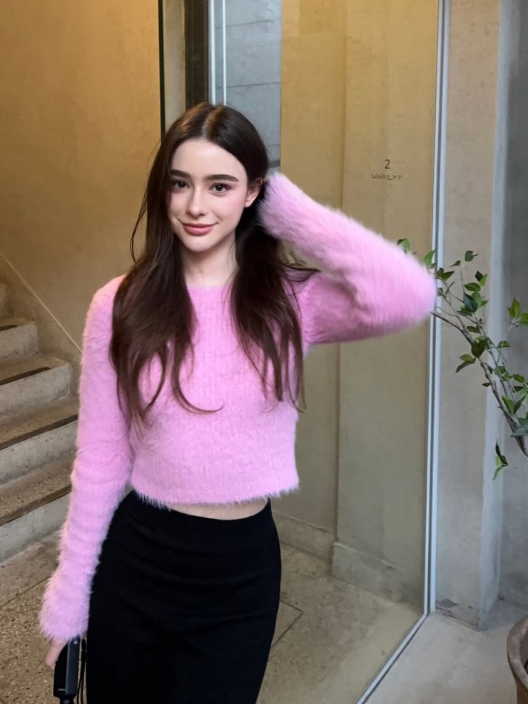 Mùa đông, cô thường kết hợp các kiểu áo len, áo lông dáng ngắn với quần jeans hoặc chân váy dài.