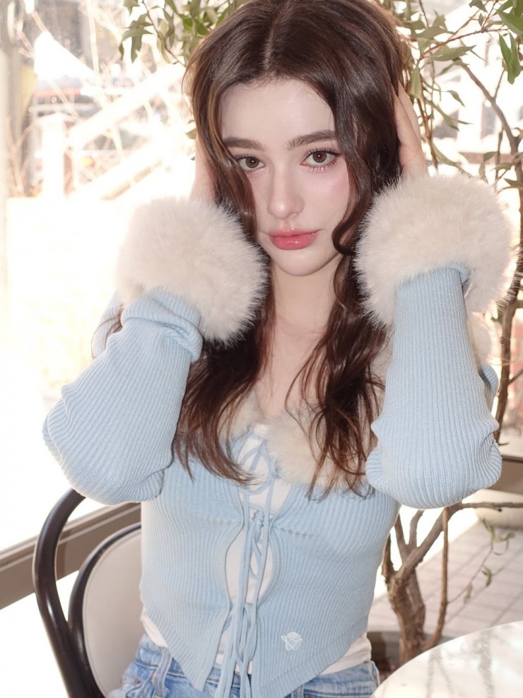 Mẫu áo thun kết hợp cổ, tay lông giúp người mẫu tôn vẻ ngọt ngào.