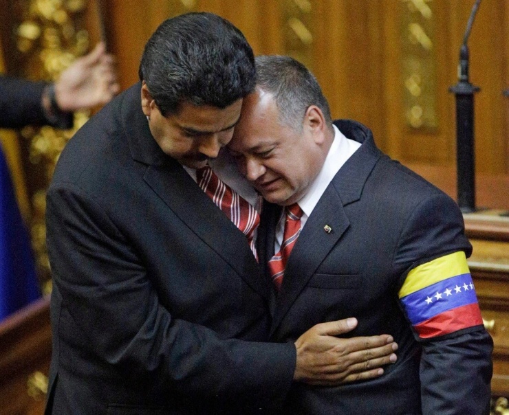 Ông Maduro ôm Chủ tịch Quốc hội Diosdado Cabello sau khi ông tuyên thệ nhậm chức tổng thống lâm thời của Venezuela vào ngày 8/3/2013. (Ảnh: AP)