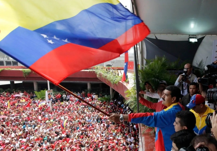 Ông Maduro vẫy quốc kỳ trước những người ủng hộ sau khi đăng ký ứng cử tổng thống để chính thức thay thế cố Tổng thống Hugo Chavez ngày 11/3/2013. (Ảnh: AP)