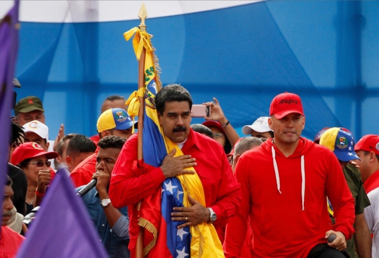Ông Maduro ôm quốc kỳ trong một cuộc mít tinh ở Caracas (Venezuela) ngày 27/7/2017. (Ảnh: AP)