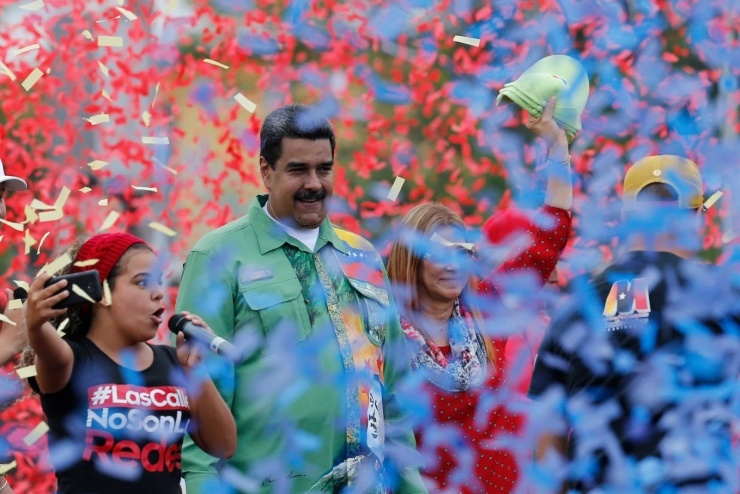 Tổng thống Maduro đứng cùng vợ - Đệ nhất phu nhân Cilia Flores - giữa cơn mưa hoa giấy trong cuộc mít tinh vận động tranh cử ngày 17/5/2018. (Ảnh: AP)