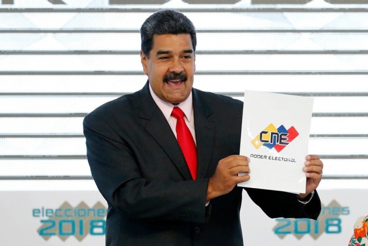 Ông Maduro giơ cao giấy chứng nhận của Hội đồng Bầu cử Quốc gia tuyên bố ông là người chiến thắng trong cuộc bầu cử tổng thống tháng 5/2018. (Ảnh: AP)