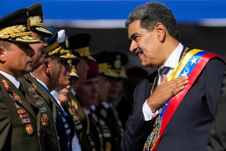 Ông Maduro nói chuyện với các sĩ quan cấp cao khi ông nhậm chức nhiệm kỳ thứ ba vào ngày 10/1/2025. (Ảnh: AP)