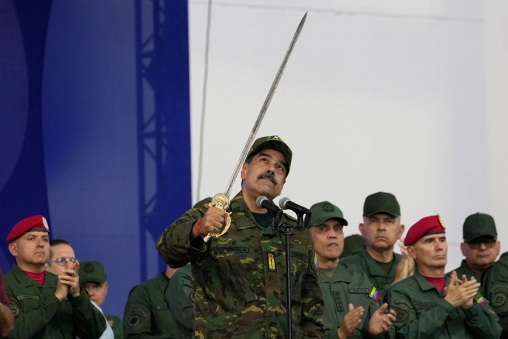 Tổng thống Maduro vung thanh kiếm được cho là thuộc về anh hùng độc lập Simon Bolivar trong một sự kiện tại học viện quân sự ở Caracas ngày 25/11/2025. (Ảnh: AP)