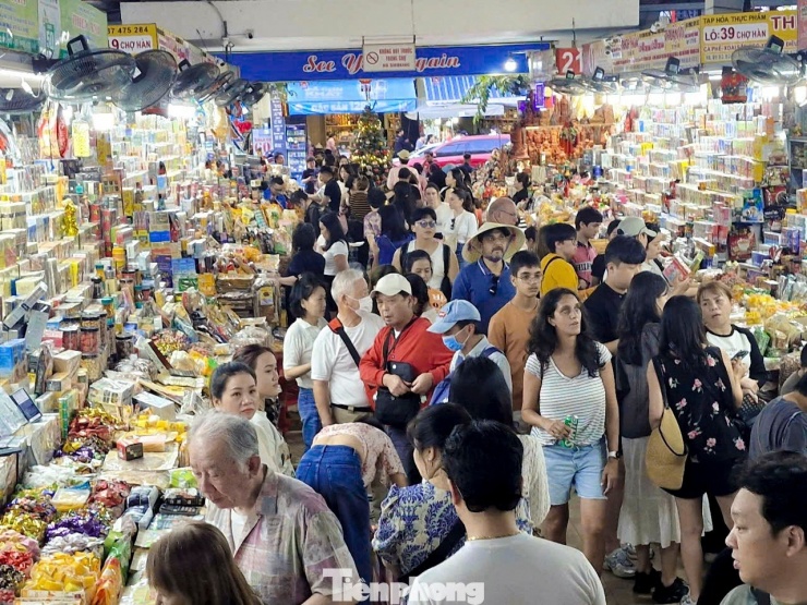 Ghi nhận tại các chợ truyền thống như chợ Hàn, chợ Cồn tại TP. Đà Nẵng không khí mua sắm nhộn nhịp. Các mặt hàng phục vụ nhu cầu tiêu dùng dịp đầu năm như thực phẩm tươi sống, bánh kẹo, mứt, đồ uống, đặc sản địa phương… được bày bán phong phú, giá cả niêm yết công khai, minh bạch, tạo sự yên tâm cho người mua.