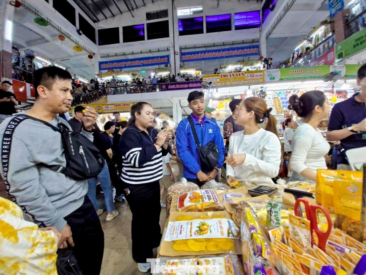 Hàng loạt chương trình ưu đãi, giảm giá sâu từ 50-70% được các hệ thống bán lẻ triển khai trong dịp nghỉ Tết Dương lịch, góp phần thu hút lượng lớn người dân và du khách đến mua sắm.