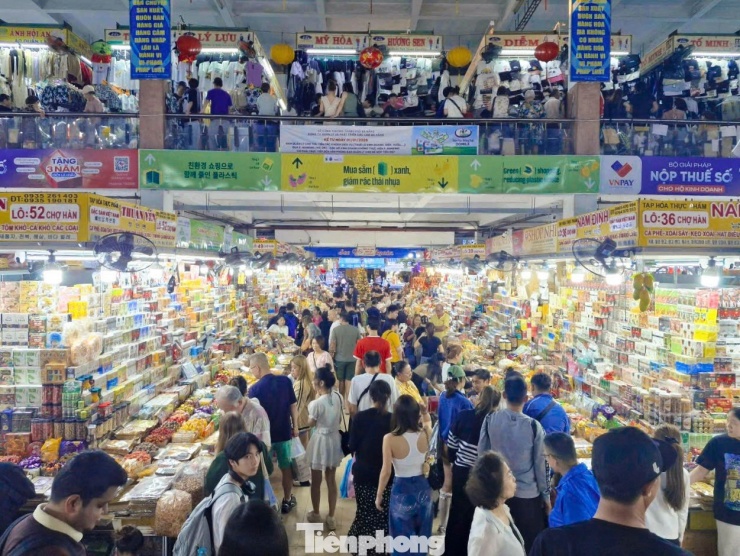 Theo Ban Quản lý chợ Hàn, trong dịp đầu năm mới 2026, mỗi ngày có hơn 11.000 lượt khách đến tham quan, mua sắm tại chợ, tăng gấp 3 lần so với ngày thường. Trước nhu cầu tăng cao, các tiểu thương đã chủ động tăng lượng hàng hóa từ 40-50% để phục vụ khách.