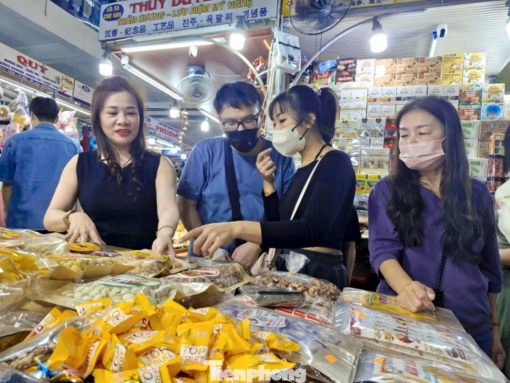 Chị Nguyễn Thị Thương, hộ kinh doanh bánh kẹo tại chợ Hàn, phấn khởi cho biết: “Dịp Tết Dương lịch năm nay được nghỉ 4 ngày nên khách đến chợ rất đông. Tiểu thương chúng tôi chuẩn bị hàng hóa tăng khoảng 40% so với ngày thường. Các mặt hàng như mực, cá, tôm, bánh kẹo bán rất chạy”.