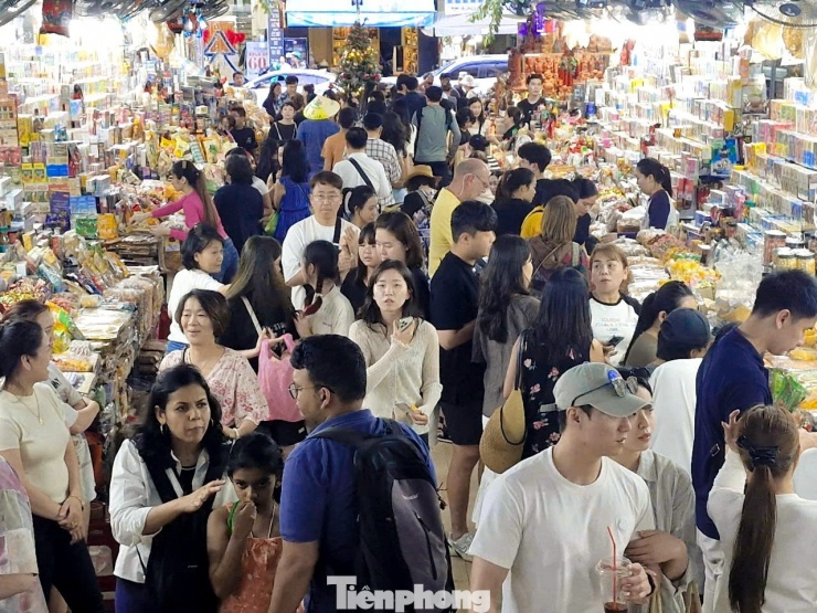 Không chỉ người dân địa phương, nhiều du khách trong và ngoài nước cũng lựa chọn chợ Hàn là điểm đến tham quan, mua sắm đặc sản Đà Nẵng trong những ngày nghỉ đầu năm.