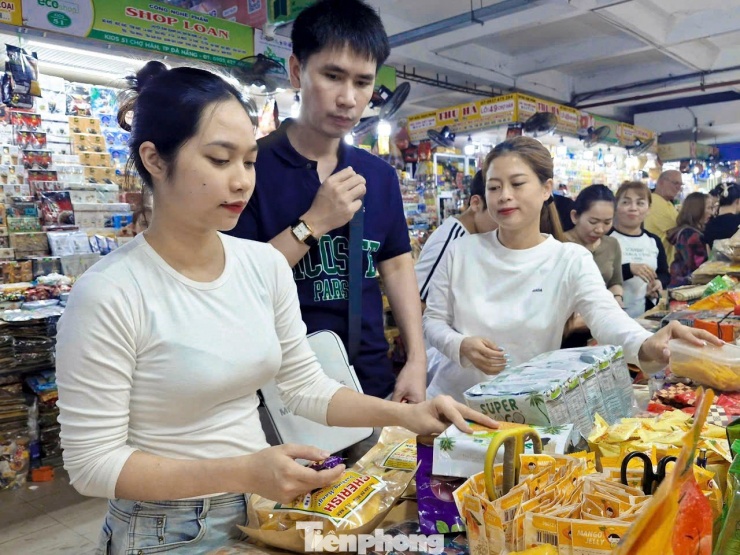 Lượng khách du lịch đến tham quan, mua sắm tại chợ Hàn tăng mạnh.