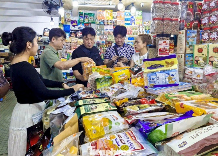 Trước nhu cầu mua sắm tăng cao dịp đầu năm và hướng tới Tết Nguyên đán Bính Ngọ 2026, lực lượng chức năng TP. Đà Nẵng cũng tăng cường công tác kiểm tra, kiểm soát thị trường.