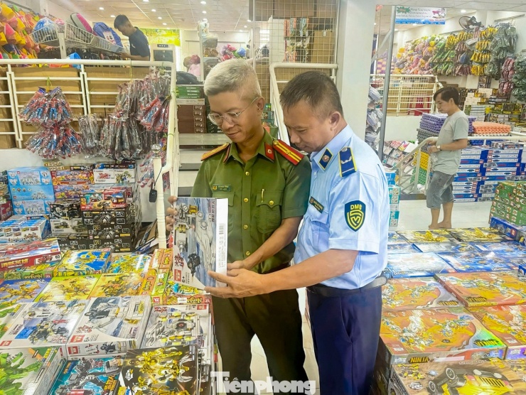 Ông Phạm Ngọc Sơn - Chi Cục trưởng Quản lý thị trường TP. Đà Nẵng - cho biết đơn vị đang triển khai đợt cao điểm kiểm tra, kiểm soát các mặt hàng tiêu dùng, chống buôn lậu, gian lận thương mại và hàng giả trước, trong và sau Tết Nguyên đán. “Chúng tôi tập trung kiểm tra các mặt hàng thiết yếu ảnh hưởng trực tiếp đến sức khỏe người tiêu dùng, cũng như những mặt hàng có nhu cầu tiêu dùng cao. Đồng thời kiểm soát chặt chẽ việc chấp hành pháp luật về giá, xử lý nghiêm các hành vi tăng giá bất hợp lý”, ông Sơn nhấn mạnh.