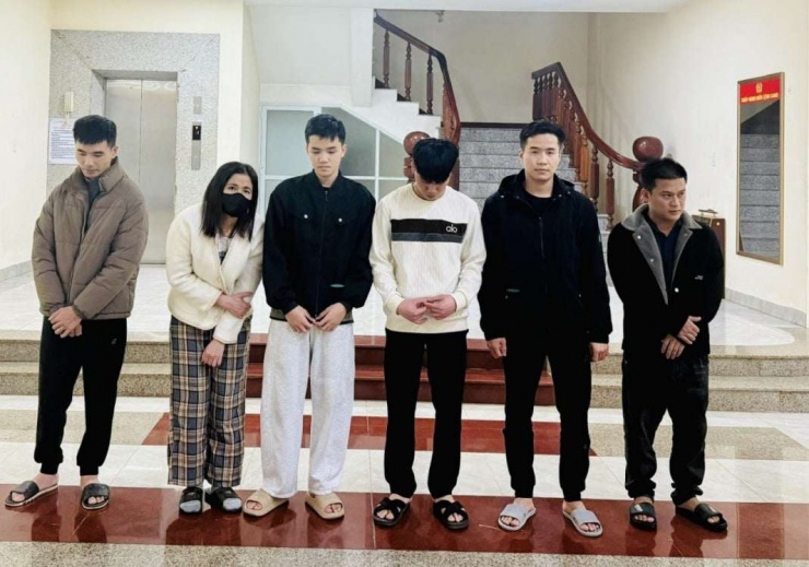 Các đối tượng trong đường dây tổ chức đánh bạc và đánh bạc qua game online tại cơ quan Công an. Ảnh: CA