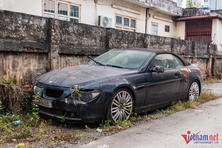 Mới đây, một chiếc xe sang đắt tiền khác cũng có số phận tương tự ở Hà Nội. Cụ thể, chiếc xe sang này là mẫu BMW Alpina B6 Convertible, bị bỏ hoang trong ngõ phố thuộc một khu tổ hợp thể thao tại phường Thanh Xuân (TP.Hà Nội).
