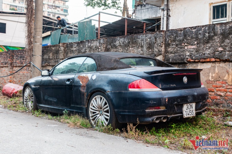 Theo tìm hiểu của PV VietNamNet, chiếc Alpina B6 thuộc phiên bản B6 4.4, phát triển dựa trên nguyên mẫu BMW 6 Series E63/E64, sản xuất trong giai đoạn 2005-2007. Được biết, chiếc xe bị bỏ hoang là đời 2006.