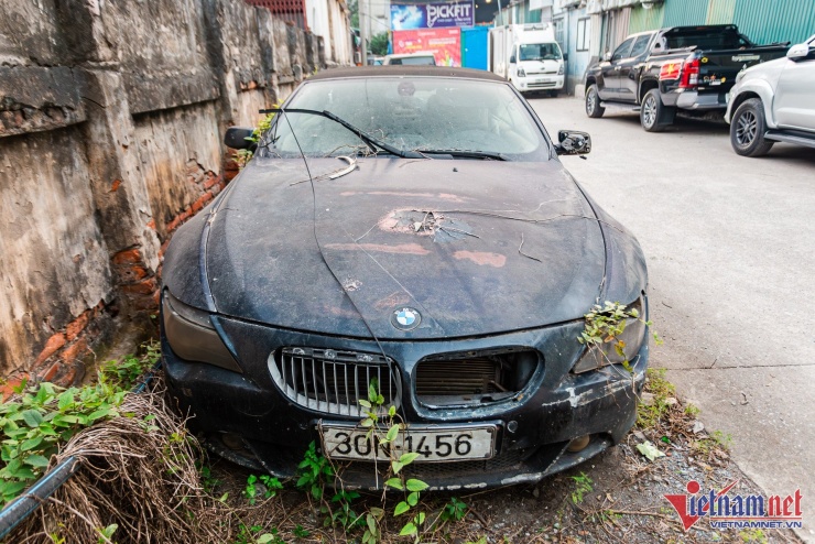 Thời điểm mua mới, chiếc BMW Alpina B6 này có giá không dưới 5 tỷ đồng. Đây là mẫu xe sang có số lượng rất ít tại Việt Nam. Một số nguồn thống kê cho thấy, chỉ có 210 chiếc Alpina B6 Convertible thế hệ này được sản xuất trên toàn thế giới, bởi mẫu xe này được Alpina sản xuất thủ công.