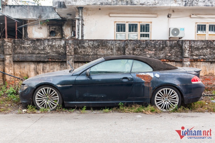 Chưa rõ chiếc xe sang bị bỏ hoang từ năm nào, song tổng thể xe đã xuống cấp nghiêm trọng. Nước sơn màu xanh ở ngoại thất không còn nguyên vẹn, bị tróc sơn nhiều chỗ và thậm chí đổi màu ở nhiều vị trí. Thân xe để lộ một mảng rỉ sét lớn.