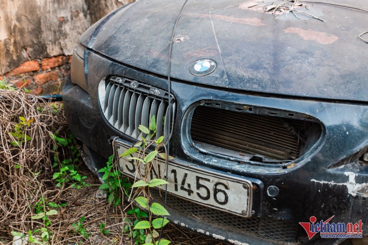Xe sang BMW Alpina B6 giá hơn 5 tỷ rỉ sét, bỏ hoang nhiều năm ở ngõ phố Hà Nội - 5
